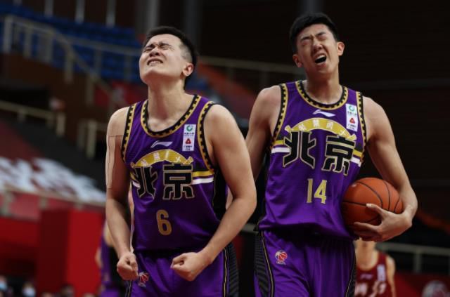 玩3p我被两个男人夹在中间
